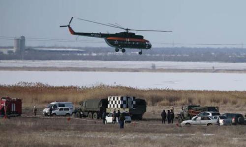 圖片說明：當(dāng)?shù)貢r間2月11日，一架俄羅斯蘇—24轟炸機(jī)在著陸過程中墜毀，救援人員正在偵察失事區(qū)域。(