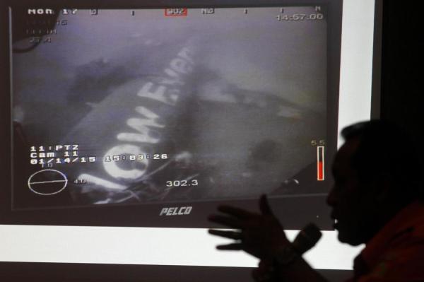 這是1月14日新加坡國防部長黃永宏在其社交網(wǎng)站上傳的亞航失事航班QZ8501機(jī)身照片。