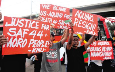 2月3日，菲律賓馬尼拉，民眾舉行示威游行悼念遇難的44名特警，并要求總統(tǒng)阿基諾下臺，對此次反恐行動失敗負責。