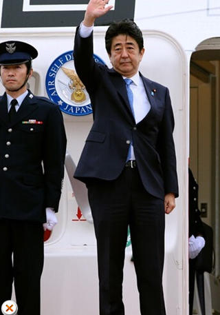 安倍在機(jī)場(chǎng)告別，面色凝重