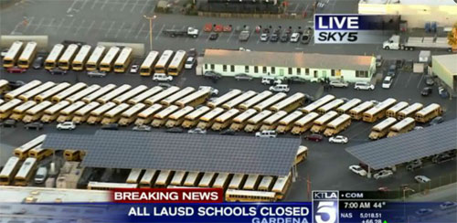 圖：美國(guó)KTLA電視臺(tái)直播畫(huà)面顯示，洛杉磯聯(lián)合學(xué)區(qū)校巴已被叫停，家長(zhǎng)被通知暫不能送孩子上學(xué)。