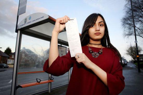 事發(fā)當(dāng)時(shí)薩迪克并未帶任何身份證件，無法證實(shí)自己真的只有15歲，百口莫辯的她，最后只好在全車乘客的注目下被趕下車和罰款，被迫走路回家。