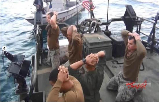 圖為美國(guó)大兵雙手抱頭，跪地道歉。