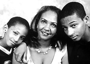 謝赫（右）和弟弟馬哈茂德（左）與母親合影。