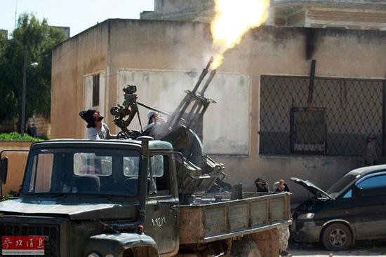 圖為反對(duì)派向政府軍的戰(zhàn)機(jī)開火。