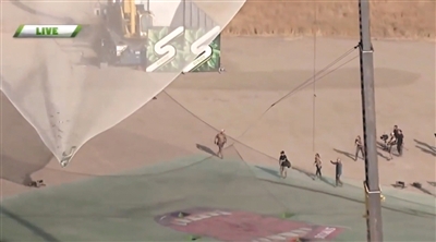 艾金斯成功落到一個1/3足球場大小的安全網(wǎng)上。