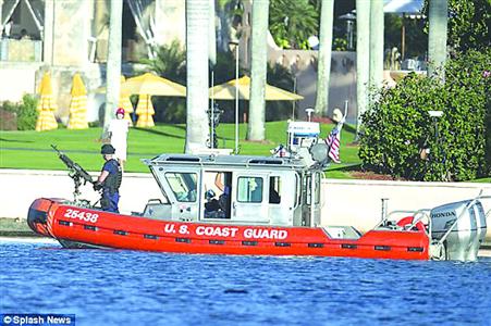 裝載了機關(guān)槍的海岸巡邏隊船只在來回巡邏