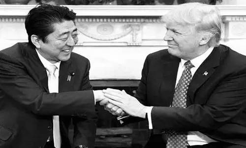 本來來訪者還應包括墨西哥總統(tǒng)培尼亞·涅托的。但特朗普簽署行政令稱要在美國和墨西哥之間建墻，還要向墨西哥出口到美國的商品加征20%關稅的行為惹怒了墨西哥人。