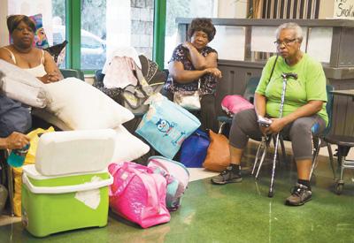 人們在美國佛羅里達州邁阿密的一個安置點休息。新華社發(fā)