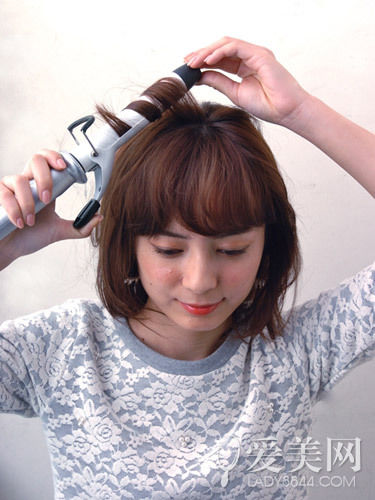 慵懶感小辮子盤(pán)發(fā) 簡(jiǎn)單隨意顯俏皮