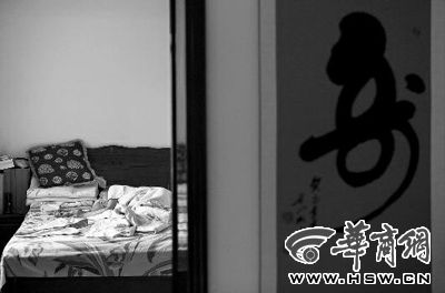 昨日，徐萬(wàn)發(fā)躺在自家床上，鼻子插著氧氣管 記者張杰攝