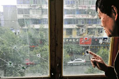 10月17日，朱先生家窗戶被擊穿。