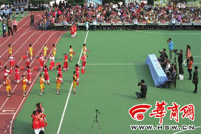 昨日，部分學(xué)生演員身著短袖短褲在表演節(jié)目 本報(bào)記者張欣攝