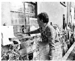 老人家中被盜四次，因而如此來(lái)保護(hù)自己