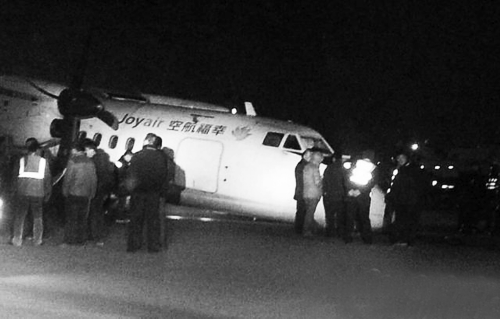 昨日20時，機場工作人員正在清除跑道上的積雪