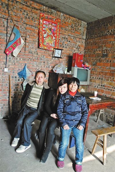 超生女謝先梅(中)、養(yǎng)父謝運(yùn)才（左）、謝運(yùn)才的嫂子唐富秀