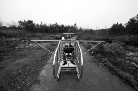 3月12日，汨羅白塘鄉(xiāng)趕洲村，李厚勝坐在他的“魚鷹直升機(jī)”上。圖/記者謝長(zhǎng)貴