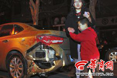 豐慶路226號的足浴店起火殃及樓下車輛，一個車主將車搶救出來后仍驚魂未定