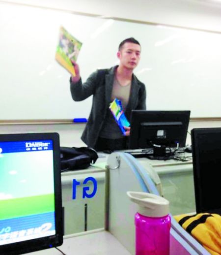 讓甘麟翰爆紅的，就是這張商學(xué)院大一學(xué)生在課堂上拍攝的照片。