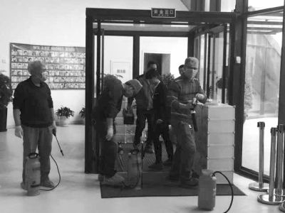 相關(guān)人員正在對園區(qū)消毒。讀者供圖