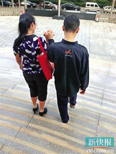 李星兒與媽媽蔣女士牽手走出法院。 新快報記者 張國鋒/攝