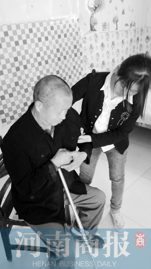 為了方便照顧爸爸，曾現(xiàn)春在學(xué)校旁邊租了一間房子