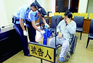 被告人李萬勇因病吸氧受審。首席攝影記者 吳寧/攝