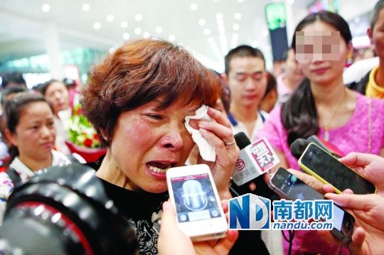 昨日，被拐25年的翁女士(粉紅色衣服者)與生母在深圳機(jī)場見面。