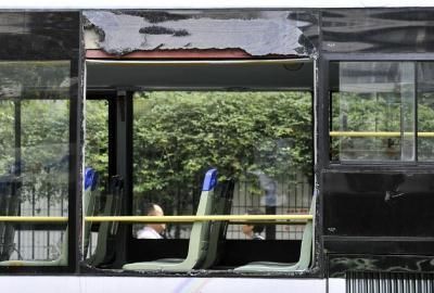 75路公交車車窗玻璃被砸碎。