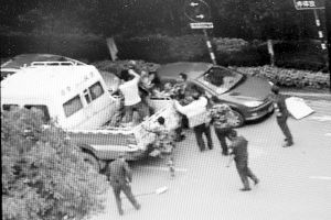 沖突現(xiàn)場，協(xié)管員揮拳打向女商販 視頻截圖