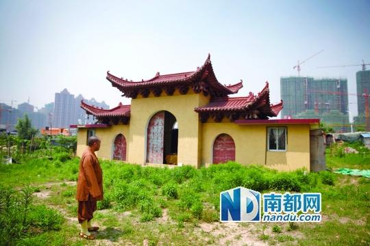 十里古寺2008年被拆,現(xiàn)在只剩下一個廟門。南都記者 陳志剛 攝