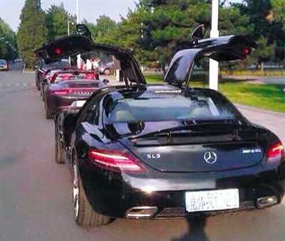 近日，一組“北體大畢業(yè)典禮豪車云集堪比車展”組圖在網(wǎng)絡(luò)爆紅。網(wǎng)絡(luò)截圖