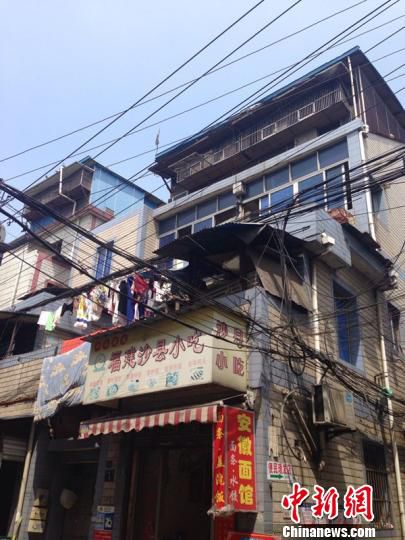 走進杭州“柜族”:買不起也租不起房 集裝箱難安放 走進杭州“柜族”:買不起也租不起房 集裝箱難安放