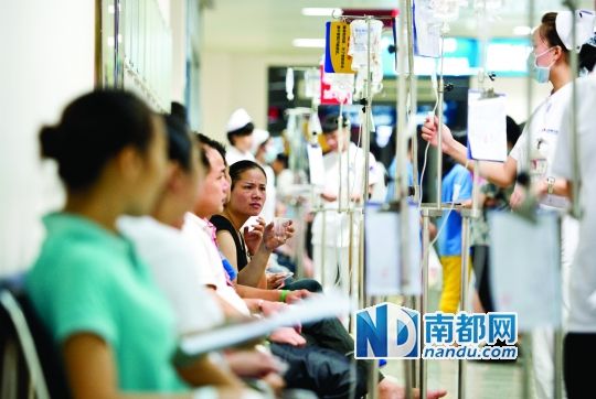 醫(yī)院走道坐滿了打吊針的員工。