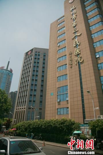 事發(fā)的醫(yī)院門口。 李晨韻 攝