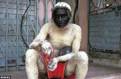 印度新德里政府雇傭保安扮葉猴驅趕獼猴(圖)