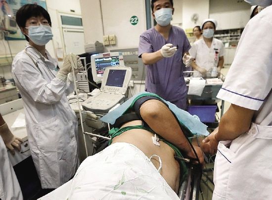 男子墜入深坑被鋼筋刺穿身體 男子墜入深坑被鋼筋刺穿身體