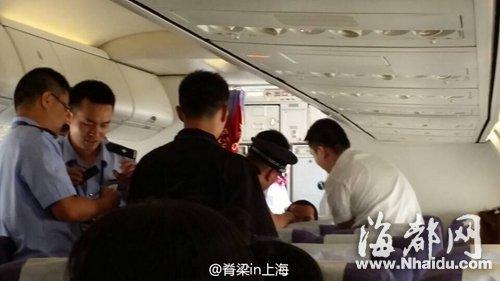 福建機(jī)場(chǎng)航班臨起飛 疑似精神病男子被抬下飛機(jī)