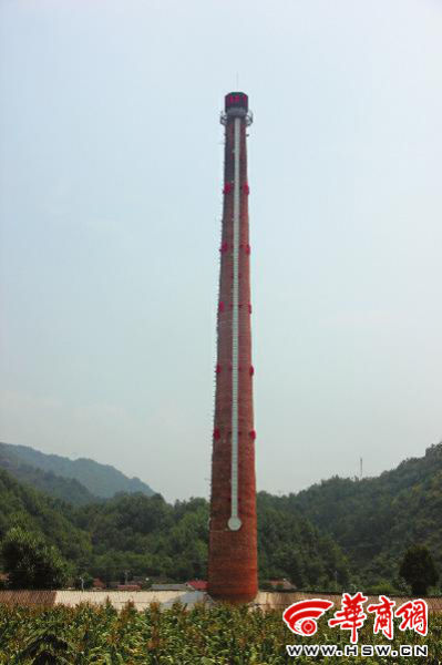 昨日中午，68米高的“溫度計(jì)”最上端，顯示著實(shí)時(shí)溫度