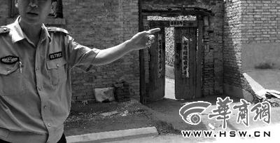 昨日，西安市閻良區(qū)譚家村，警方在孫某家調(diào)查 記者 黃利健 攝