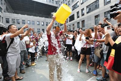 昨日，奇虎360董事長(zhǎng)周鴻祎公開(kāi)展現(xiàn)參加“冰桶”挑戰(zhàn)的“濕身”過(guò)程。新京報(bào)記者 侯少卿 攝