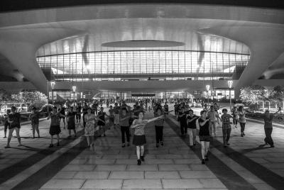 杭州東站遭廣場舞“占領(lǐng)” 站方劃出活動區(qū)域 杭州東站遭廣場舞“占領(lǐng)” 站方劃出活動區(qū)域