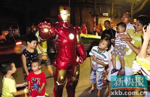 歷時(shí)半年做出盔甲 超級(jí)奶爸變身“鋼鐵俠” 歷時(shí)半年做出盔甲 超級(jí)奶爸變身“鋼鐵俠”