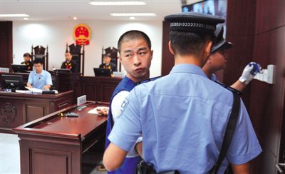 宣判后，馬凱被帶出法庭時，沖著旁聽席上的姐姐喊道：“照顧好媽”。