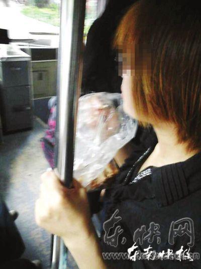 擁擠的公交車(chē)內(nèi)，這位姑娘正在嚼螃蟹網(wǎng)友供圖