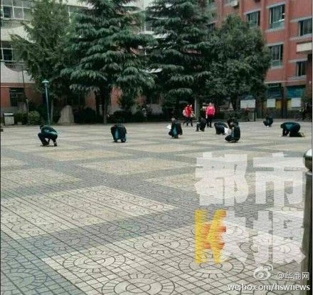 西安一初中老師罰學(xué)生蹲在操場(chǎng)寫(xiě)作業(yè)(圖)