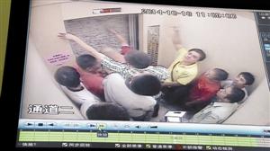 被困人員輪流砸墻進(jìn)行自救。