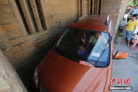 福建晉江現(xiàn)“停車之神”現(xiàn)場(chǎng)示范引驚嘆(圖)