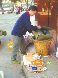 王光偉靠收廢品拾荒為生，每月僅有1000元的微薄收入。