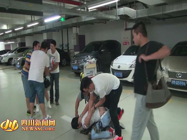 辦案人員在機(jī)場(chǎng)停車(chē)場(chǎng)抓獲胡某及其女友（警方視頻截圖）。